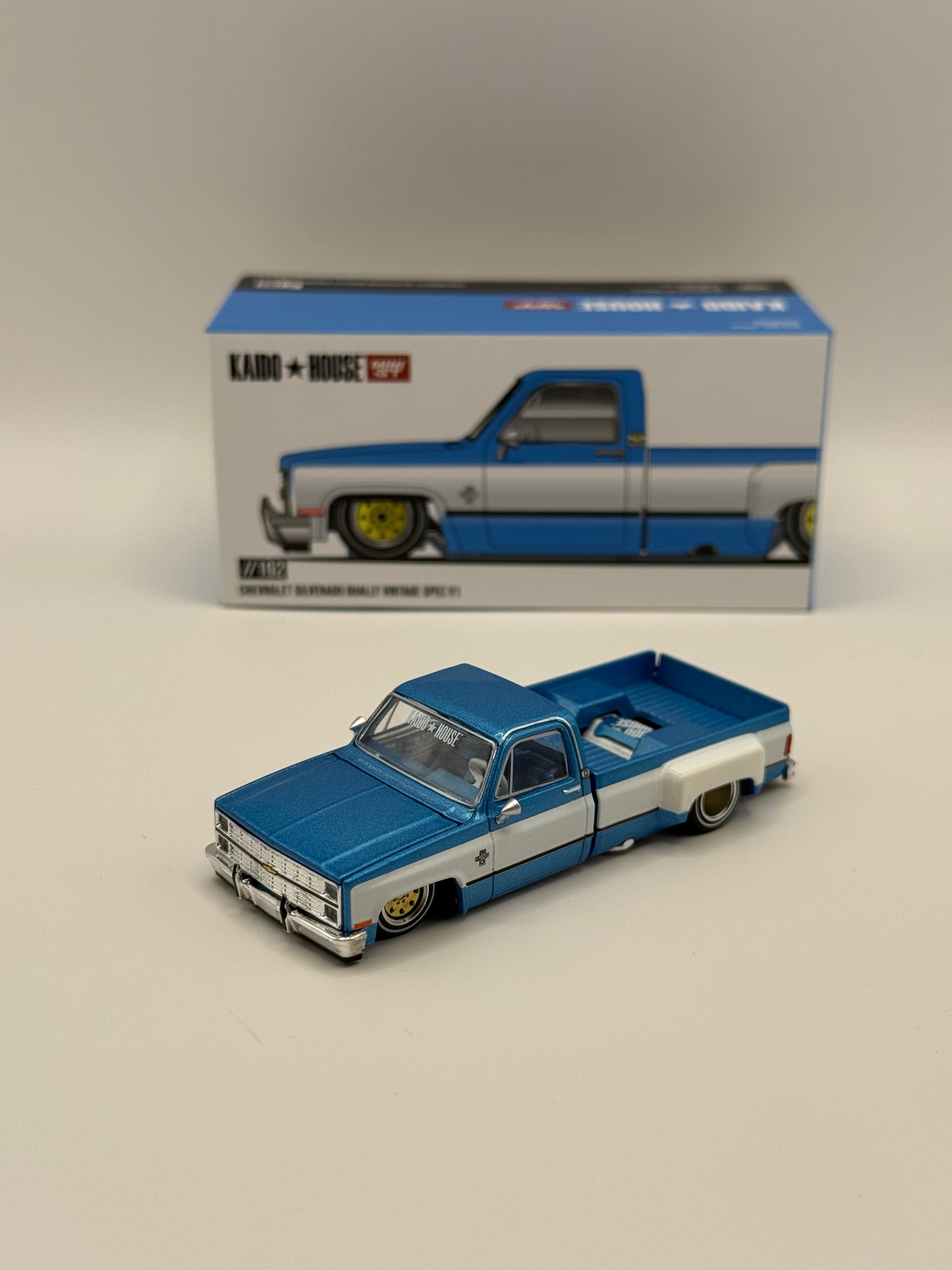 Kaido House x Mini GT 1:64 Chevrolet Silverado Dually Vintage Spec V1