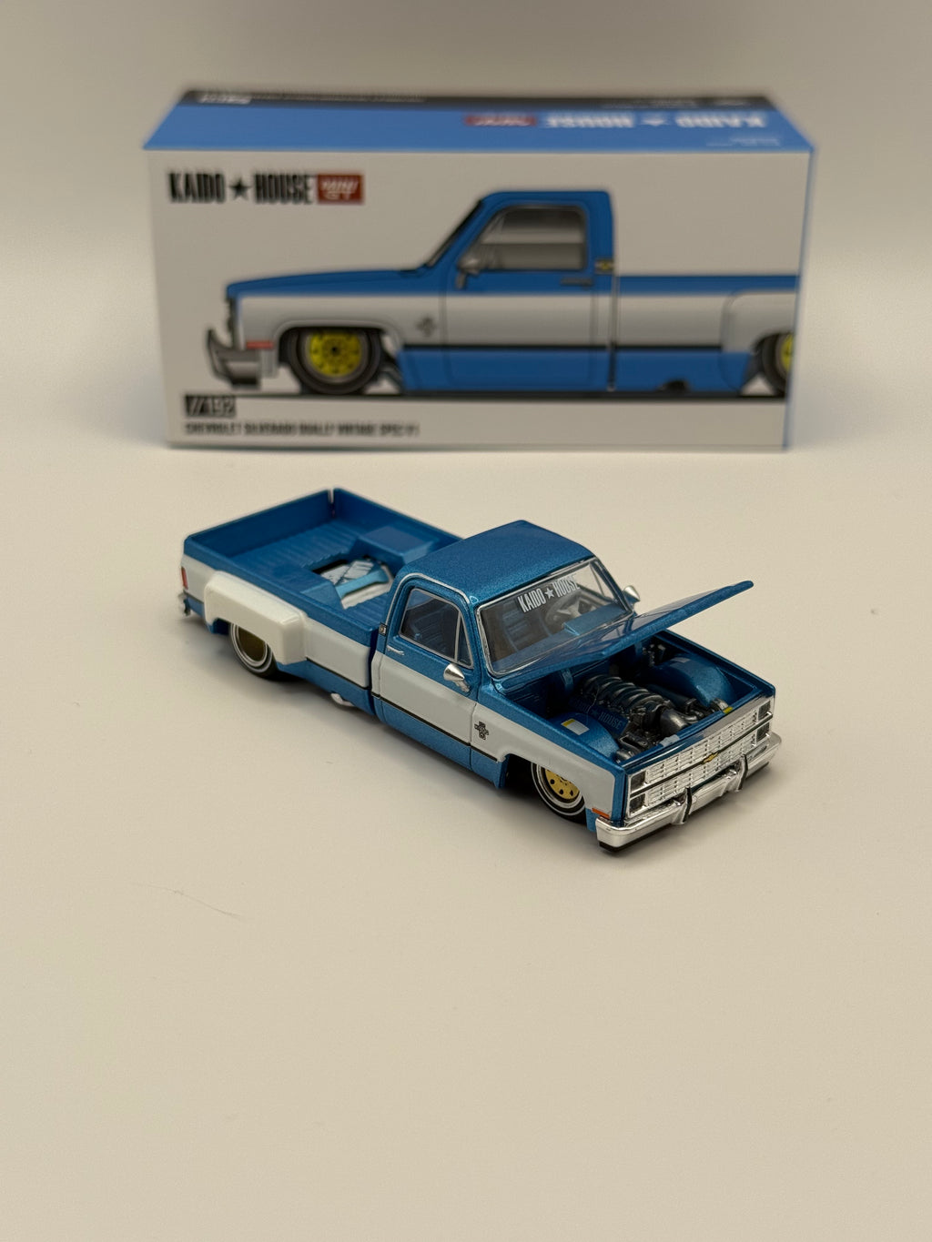 Kaido House x Mini GT 1:64 Chevrolet Silverado Dually Vintage Spec V1